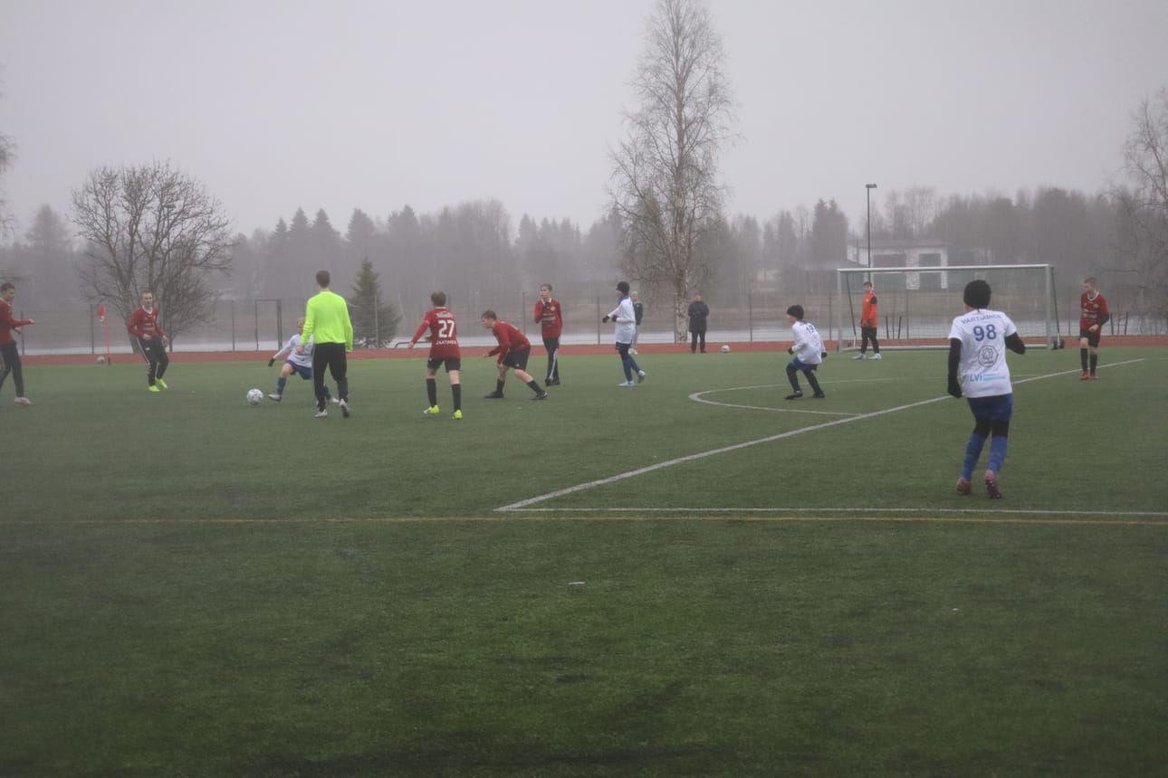 FC PaKan P13-joukkueen neljän ottelun viikko huipentui murskavoittoon Kajaanissa sunnuntaina 17. toukokuuta. Kuva on edellisenä päivänä Kuusamossa pelatusta PaKan ja FC Raahen kohtaamisesta.