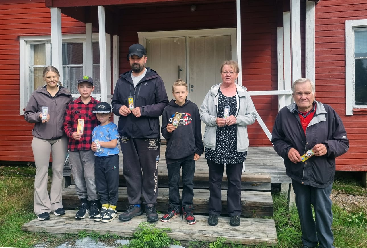 Hetepirtin edessä kuvassa Elia Hiltusen palkinnon hakenut tätinsä Heidi, Petrus Takarautio, Jimi Seppänen, Mika Seppänen, Veeti Kujala, Anja Kauppi ja Sampo Kujalan puolesta palkinnon hakenut pappansa Tauno, joka itse voitti kirjoituskilpailun.