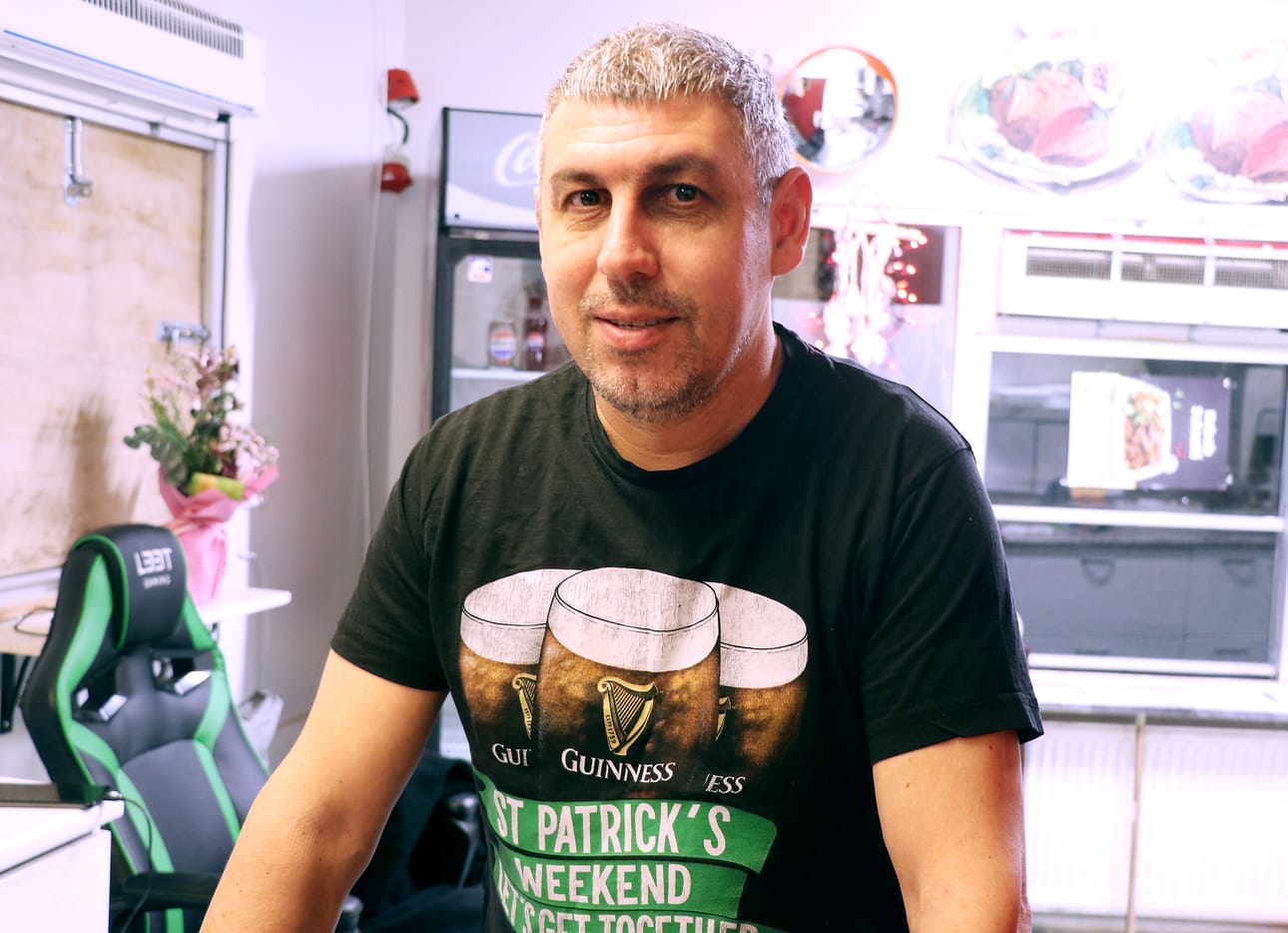 Alajärvellä grilliä pitävä Sevgin Nutfiev on kotoisin Bulgariasta. Yrittäjä uskoo perinteisen grilliruuan vetovoimaan.