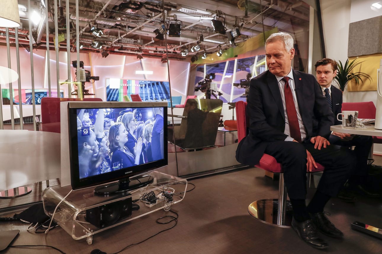 Vaalivoittaja sdp:n puheenjohtaja Antti Rinteen yö meni parin kolmen tunnin yöunilla. Aamun tv- ja radiolähetysten jälkeen hän aikoi mennä hetkeksi kotiin lepäämään.