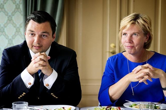 RKP:n Joakim Strandin luona kävi rekrytoijia ja Anna-Maja Henrikssonin luona palomiehiä. KUVA: TIMO ANNANPALO