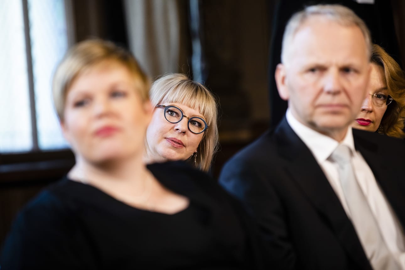 Sosiaali- ja terveysministeri, vasemmistoliiton Aino-Kaisa Pekonen (keskellä) arvioi, että aktiivimalli puretaan aikaisintaan vuodenvaihteessa.