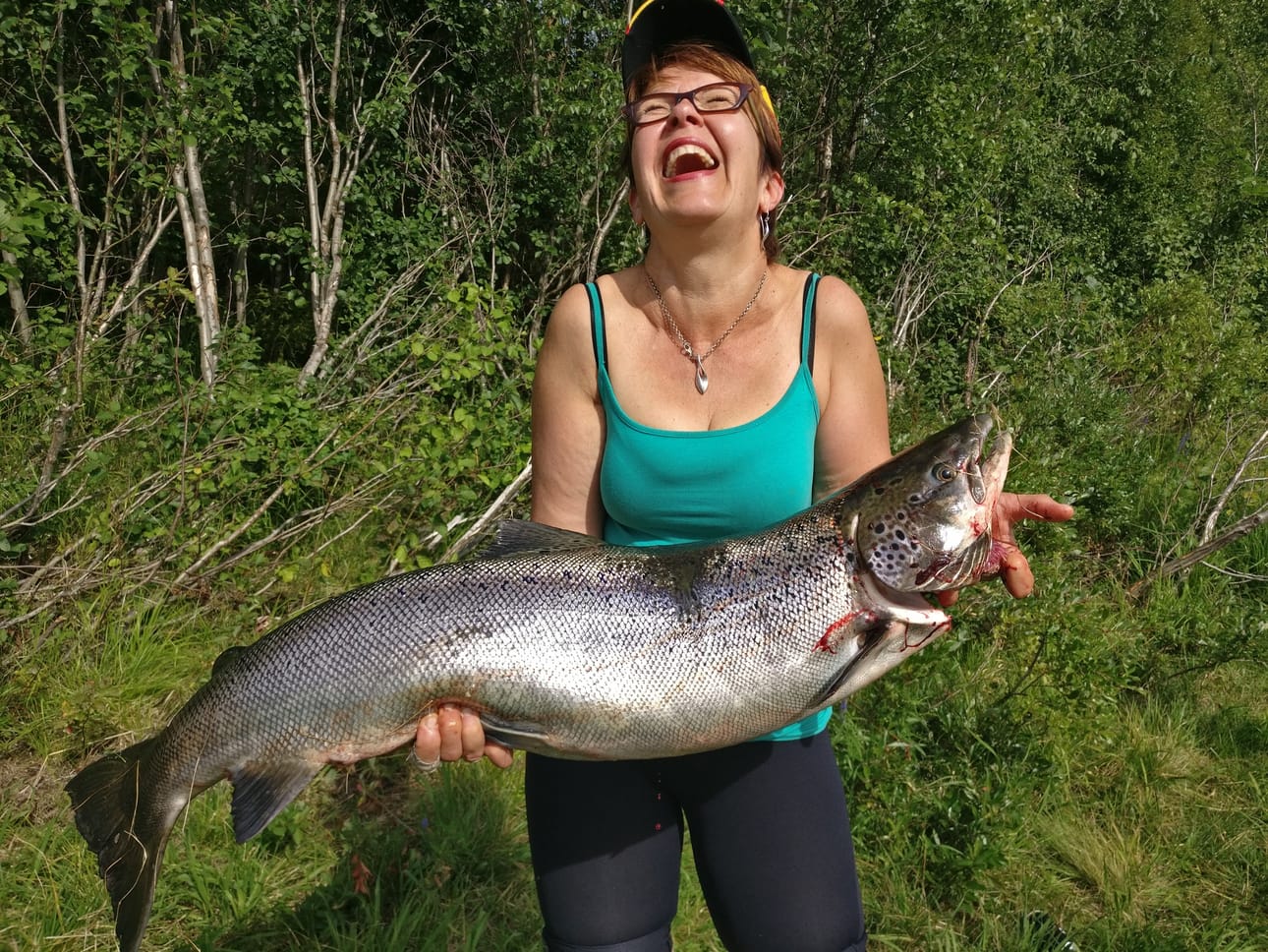 Nauru oli herkässä, kun Anne Välimäki sai suuren lohisaaliinsa rantaan.