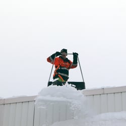 Raskas lumi voi koitua kohtaloksi katolle tai ohikulkijalle – yrittäjä Paavo Outila: Pudasjärvellä tiedetään, milloin lumet kannattaa pudottaa katolta