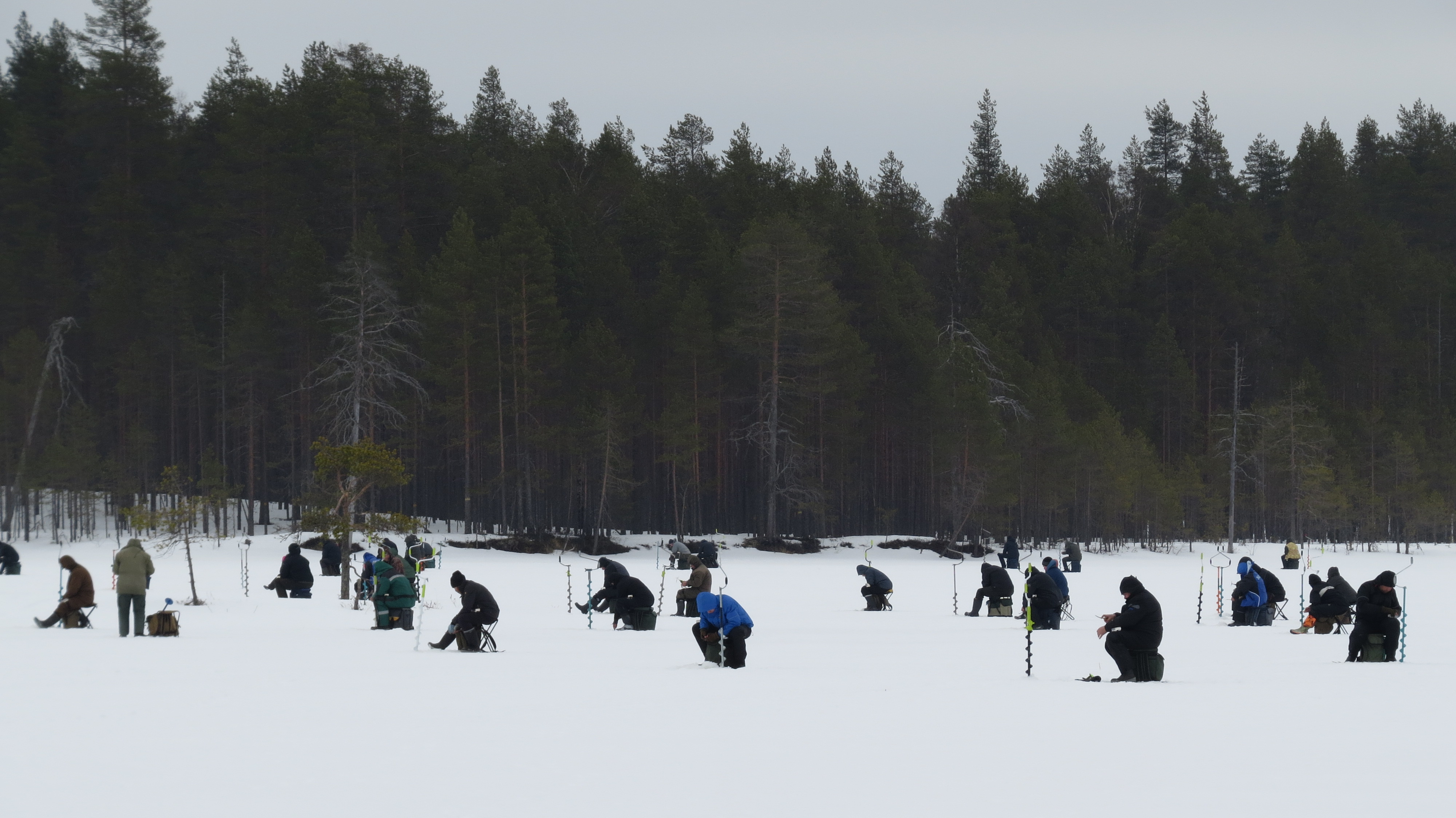Väkeä oli paikalla runsaasti.