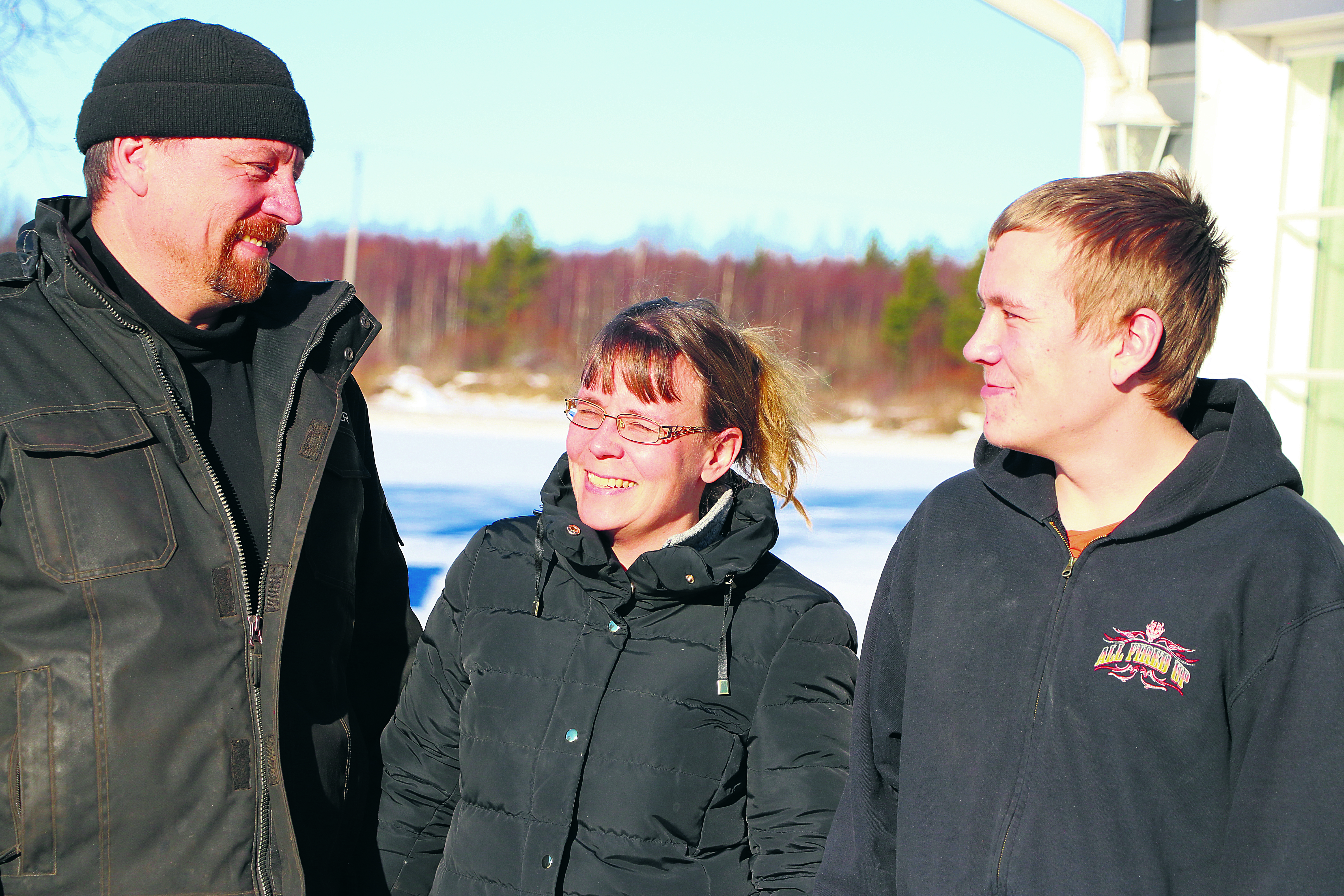 Kalle, Sanna ja Elias Vähäsöyrinki uskovat maatalouden tulevaisuuteen vastoinkäymisistä huolimatta.