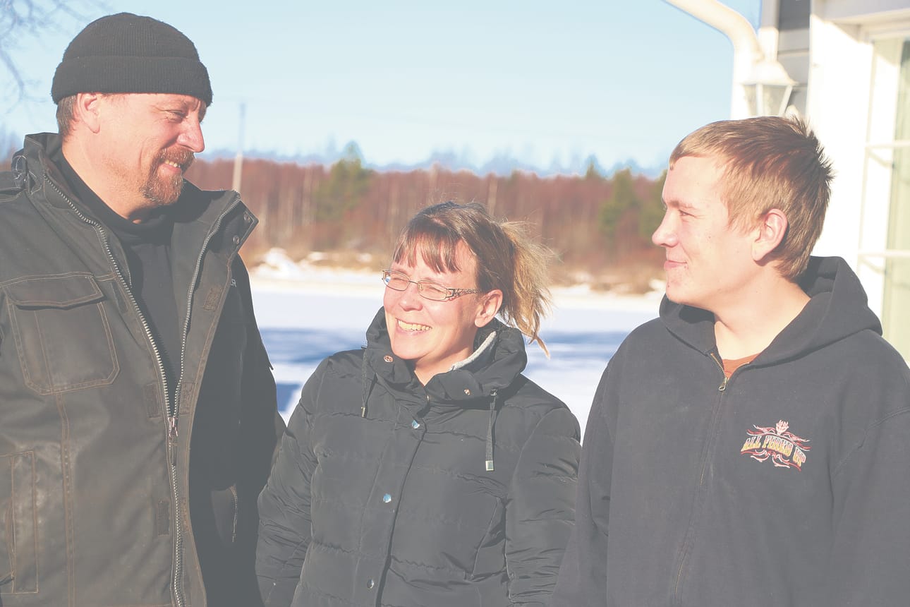 Kalle, Sanna ja Elias Vähäsöyrinki uskovat maatalouden tulevaisuuteen vastoinkäymisistä huolimatta.