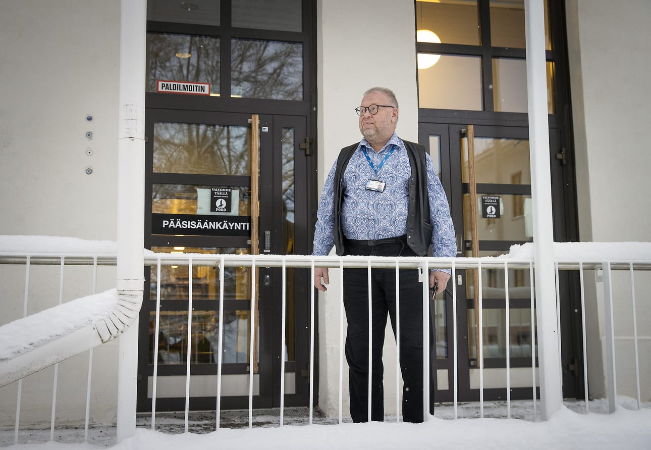 Päihdelääkäri Pekka Laine hoitaa psykoosipotilaita Peltolassa psykiatrisilla osastoilla. Hänen mukaansa suurin osa päihdepsykoosiin sairastuneista pystytään kotiuttamaan OYSista muutaman päivän jälkeen. Osa tarvitsee parin viikon osastohoitoa, mutta joidenkin kohdalla vaaditaan kuukausien tai jopa vuosien hoitoa.
