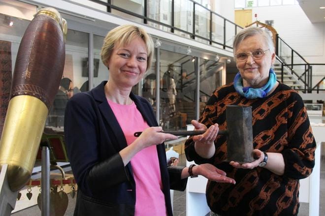 Hanna Rieck-Takala vastaanotti vahansulatuskannun Aila Saarikoski-Felliltä Kauhavan puukko- ja tekstiilimuseossa. KUVA: MIA KÄRKKÄINEN