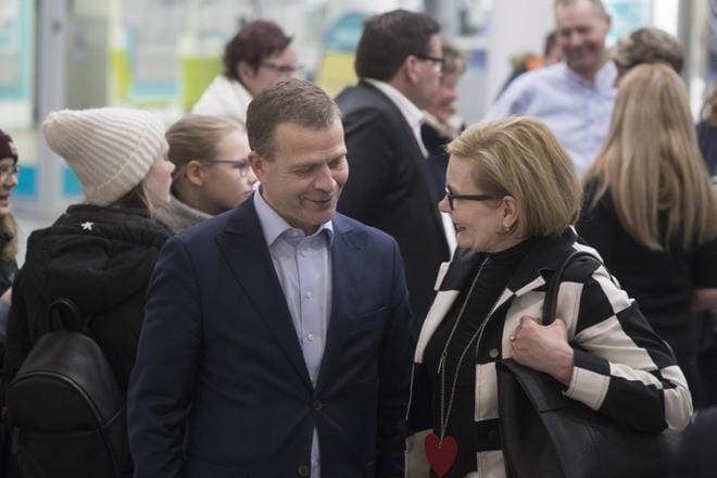 Puoluejohtaja Petteri Orpolla oli hyvin aikaa kierrellä yleisön joukossa ja keskustella ihmisten kanssa. Tilaisuuden loppuminuuteilla myös eduskunnan puhemies Paula Risikko ehti paikalle Parkanosta. KUVA: MINNA ANTILA