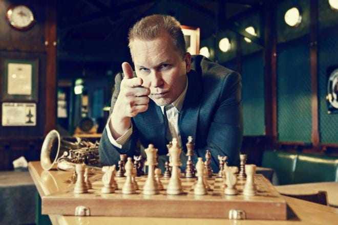 Muusikko William Suvanne yhdisti kaksi itselleen rakasta asiaa, jazzin ja shakin, ja syntyi Chess’n Jazz -kiertue sekä shakkiaiheinen levy. Jatkoa on luvassa. – Homma on lähtenyt niin lentävästi liitoon, että tätä jatketaan ja konsertteja parannetaan. Kaikenlaisia ideoita on jo olemassa. KUVA: SAARA VUORJOKI