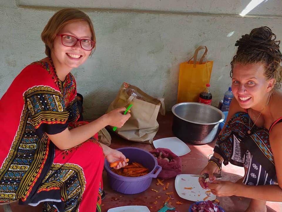 Makongenissa elettiin paikallisten elintapojen mukaan. Ruokaa valmistamassa Vilja Törmänen ja Liisa Lehtosaari. Ruokavalio koostui lähinnä riisistä, kalasta ja maissipuurosta.