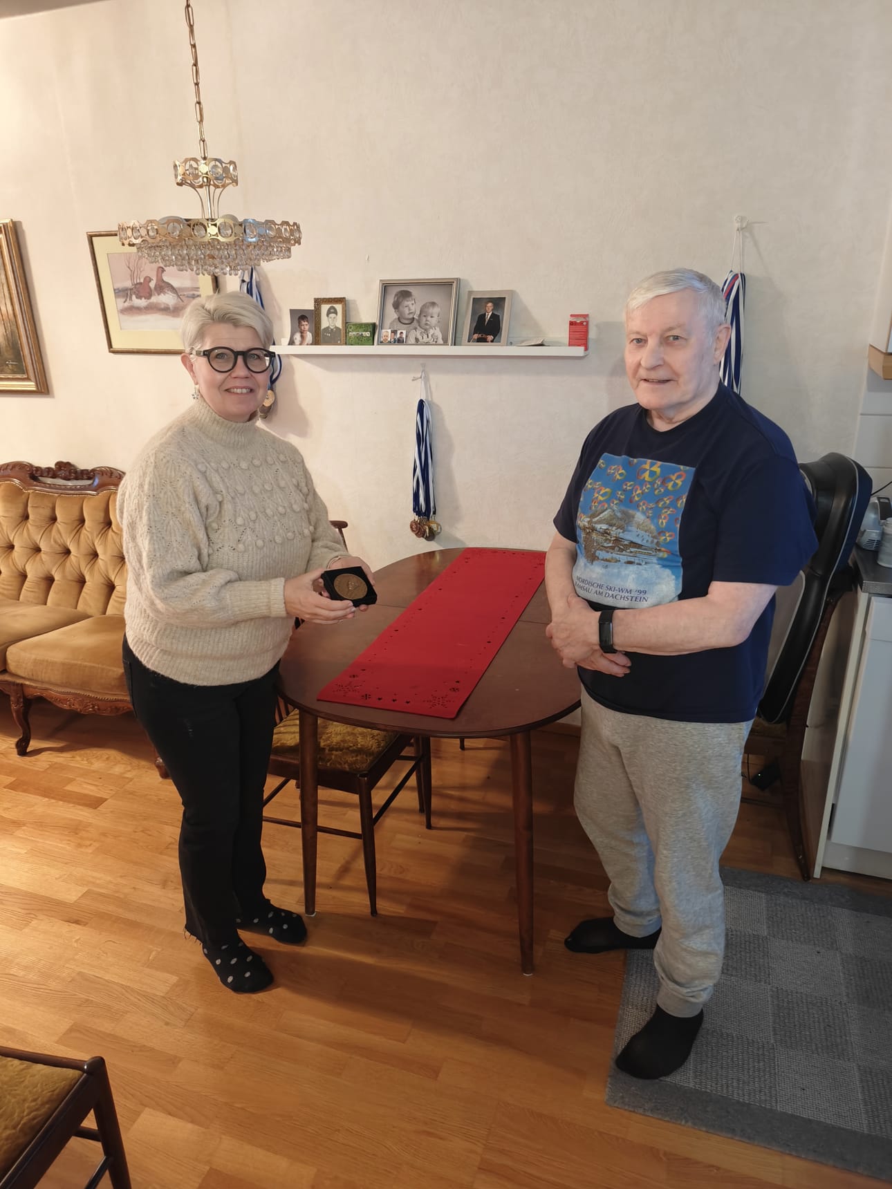 Suomen Hiihtoliiton puheenjohtaja Sirpa Korkatti piipahti Kempeleessä luovuttamassa arvostetun tunnustuksen Veikko Anttoselle.