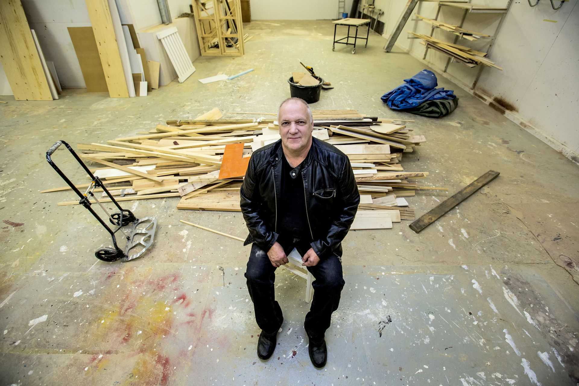 Tapani Karvosen palveluille olisi edelleen kysyntää, mutta paikallista jatkajaa ei löytynyt. -Yleispuusepänliike alkaa olla mennyttä aikaa. Olen minä tehnyt sarjatyönä saunajakkaroitakin, mutta se ei ole hauskaa, Tapani sanoo.