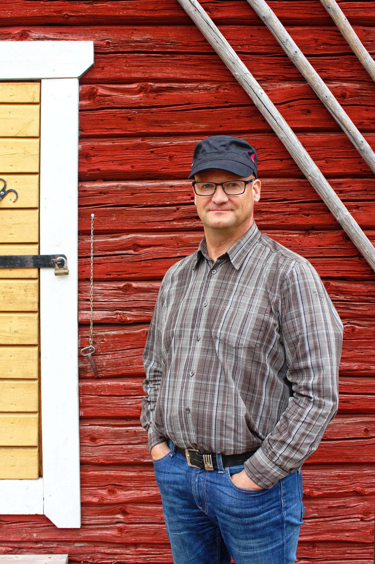 Kai Pelkosen kotipihalta löytyy entisöityjä perinnerakennuksia, kuten taustalla näkyvä punainen aitta. Remonttipuuhaa on löytynyt sekä kotoa että kesämökiltä.