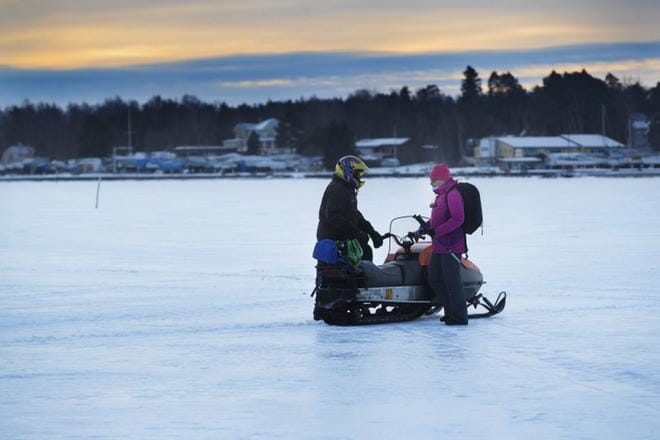 Inger Nabb ja Ronny Brännbacka lähtivät Mansikkasaaresta saaristomökille tarkistamaan Aapeli-myrskyn aikaansaannoksia. KUVAT: MINNA ANTILA
