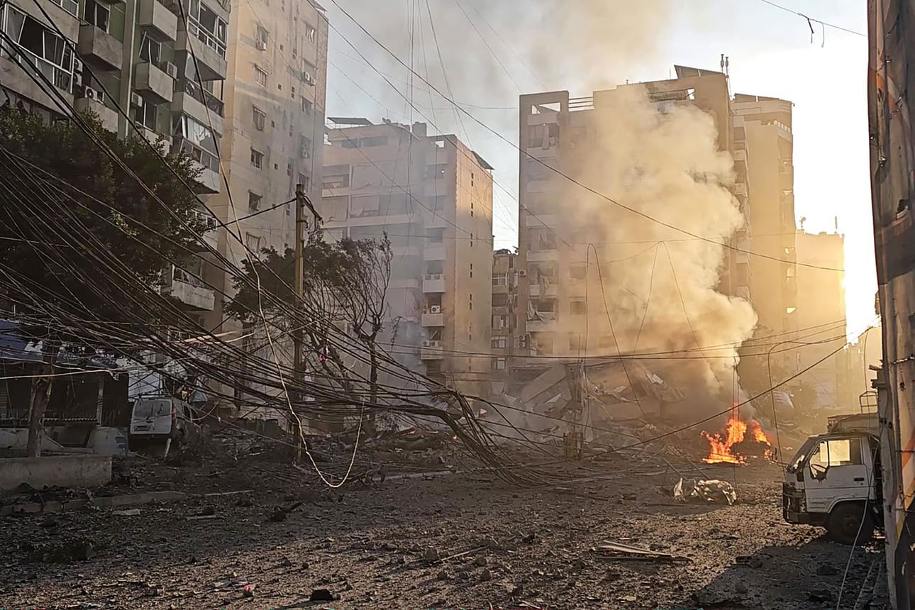 Israel iski varhain aamulla Beirutin eteläisiin osiin. Israelin armeija antoi evakuointikehotuksia Libanoniin.