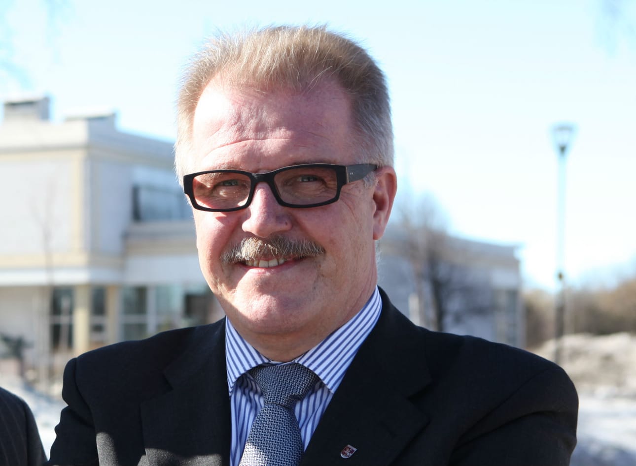 Raahen kaupunginjohtaja Kari Karjalainen ei saa enää tukea keskustan kunnallisjärjestön puheenjohtajalta Harry Sanaksenaholta.