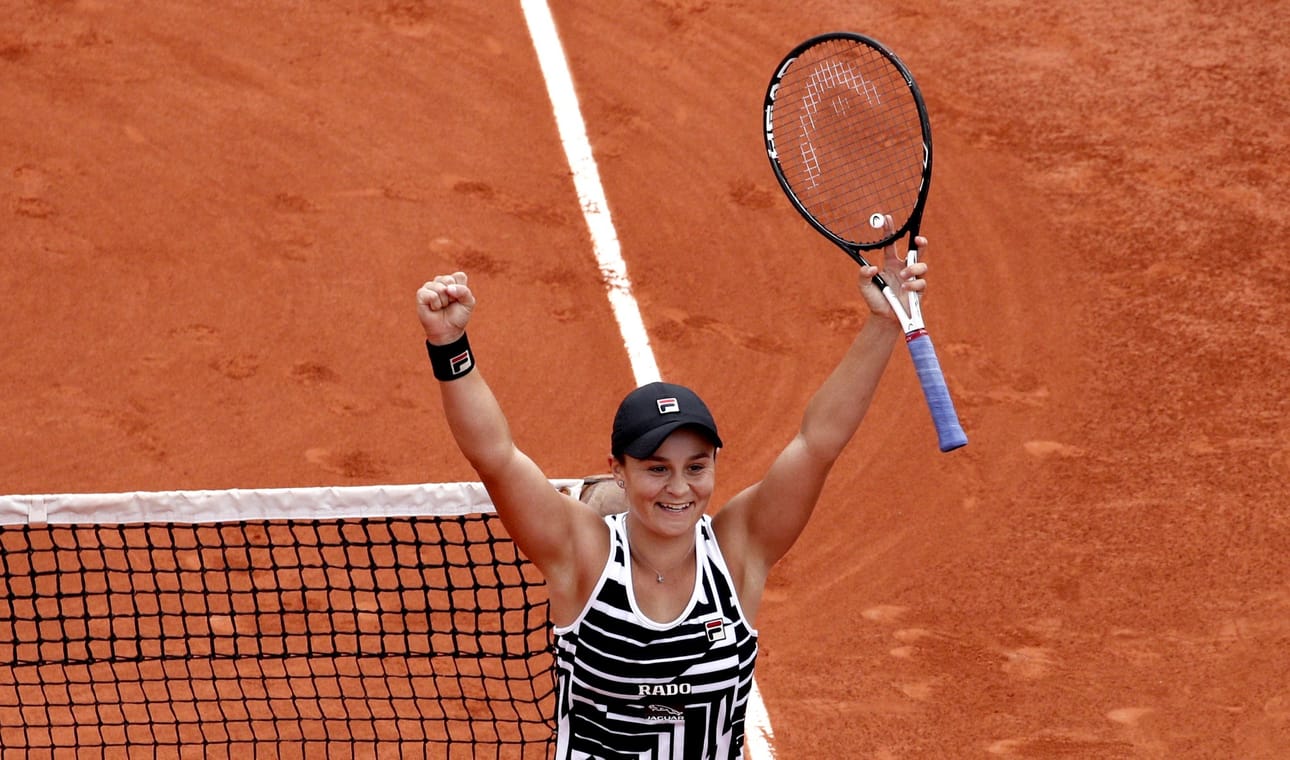 Australian Ashleigh Barty otti ensimmäisen grand slam -turnausvoittonsa Ranskan avointen naisten kaksinpelifinaalissa. EPA/YOAN VALAT