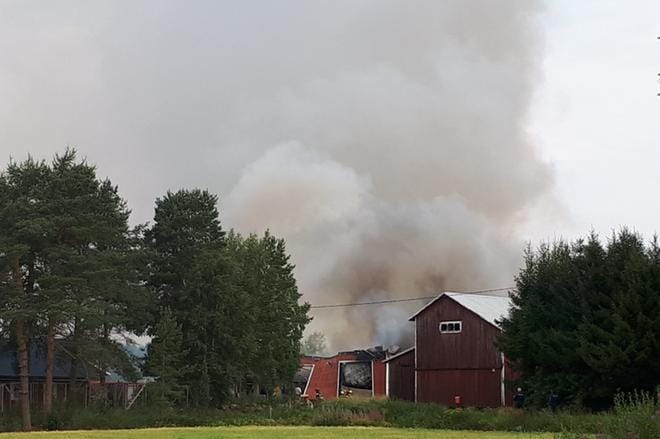 Teuvalla riehui maanantaina suuri rakennuspalo, joka jätti maatalouskonesuojan ja siellä olleet työkoneet käyttökelvottimiksi. KUVA: JORMA HAVULA