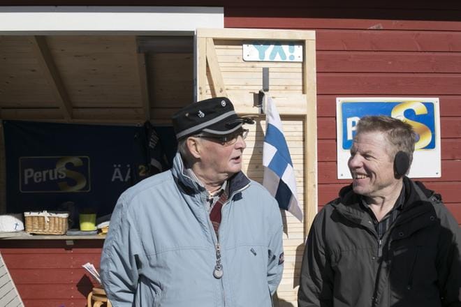 Mökkikomendantti Risto Rintamäki ja perussuomalaisten kannattaja Jukka Taivassalo olivat varsin tyytyväisiä aamun galluplukuihin. – Vielä sieltä pusketaan ykköseksi, miehet naureskelivat. KUVA: MINNA ANTILA
