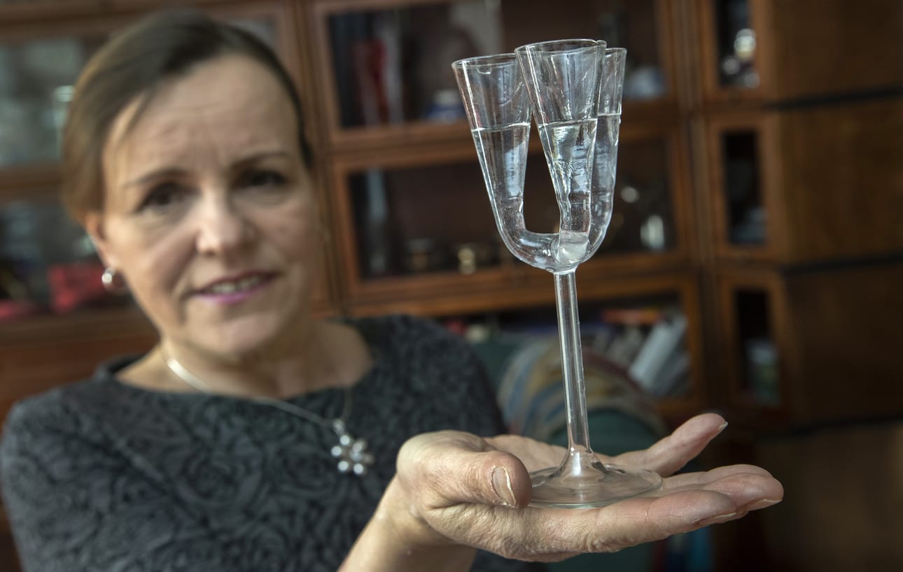 Katja Karjalaisen kädessä olevaa perinteellistä ritarilasia on käytetty aikoinaan ravintola Tornissa cocktail-lasina.