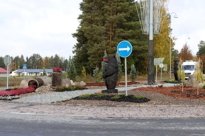 Koska karhut elävät metsässä, sellainen tehtiin istutuksilla kiertoliittymään. Alueen keskellä virtailee riimukivistä ja sinisävyisistä pikkukivistä rakennettu joki.