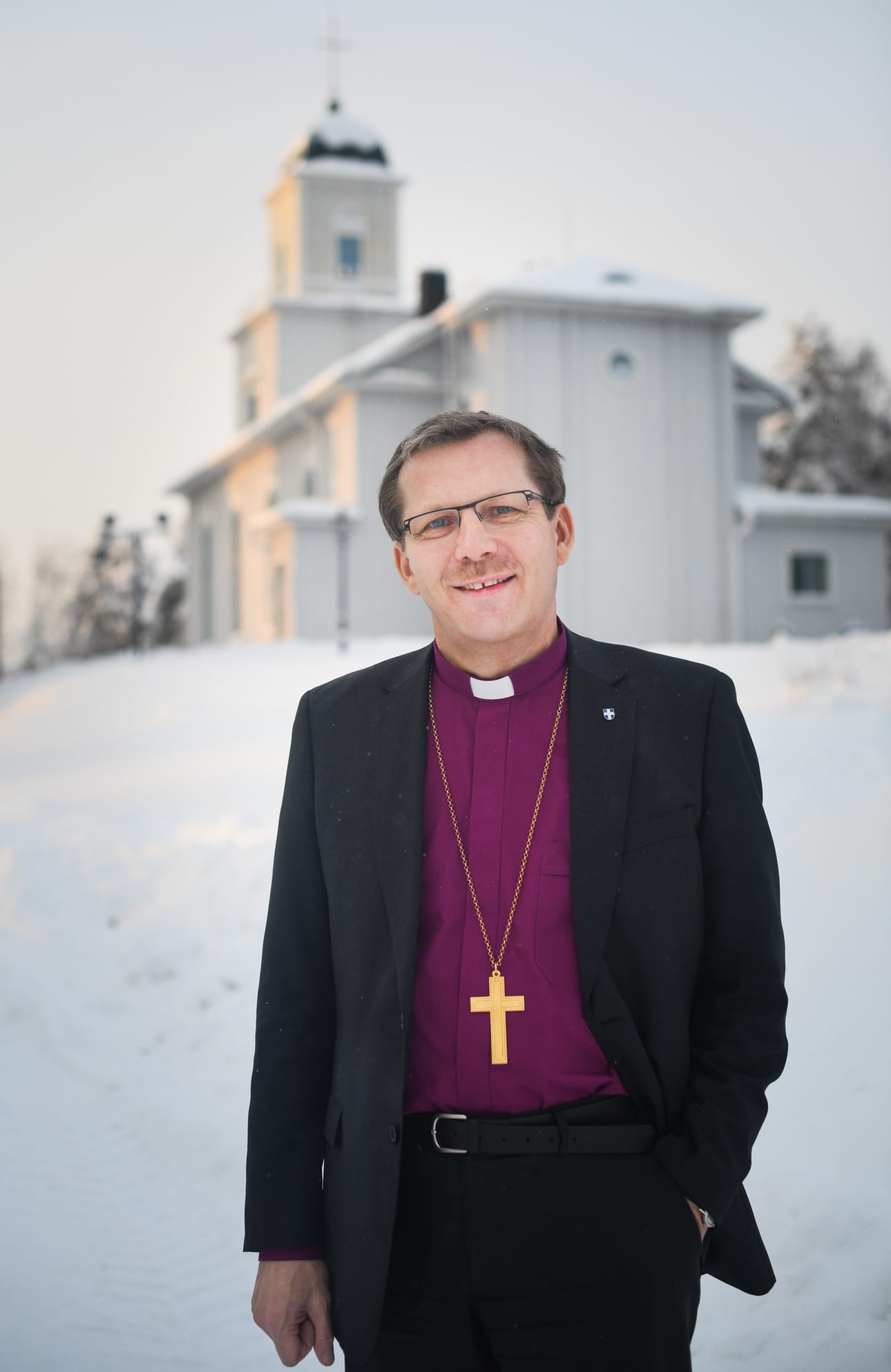 Oulun hiippakunnan piispa Jukka Keskitalo kuvattuna piispantarkastusmatkalla Taivalkosken kirkon edustalla viime vuonna.