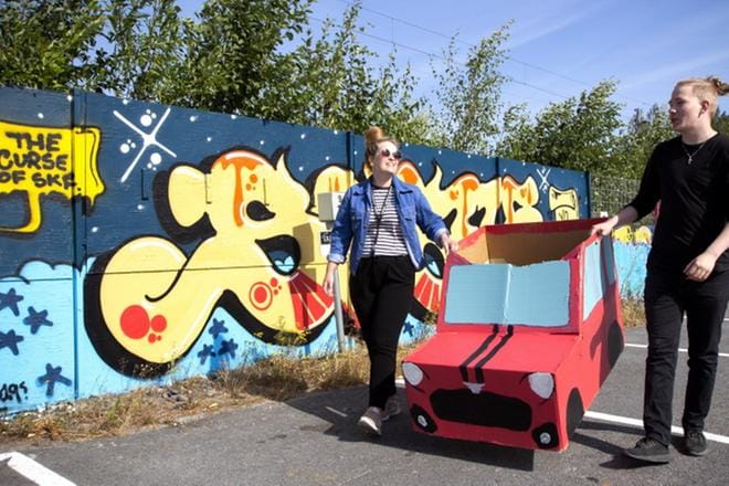 Seinäjokelaislähtöinen Maria Suomela opiskelee restonomiksi Kajaanissa ja on parhaillaan työharjoittelijana Selmulla. Jaakko Ailaa kiinnostaa kulttuurituotannon opinnot lukiosta valmistuttuaan. KUVA: TIIA-MARI LAITILA