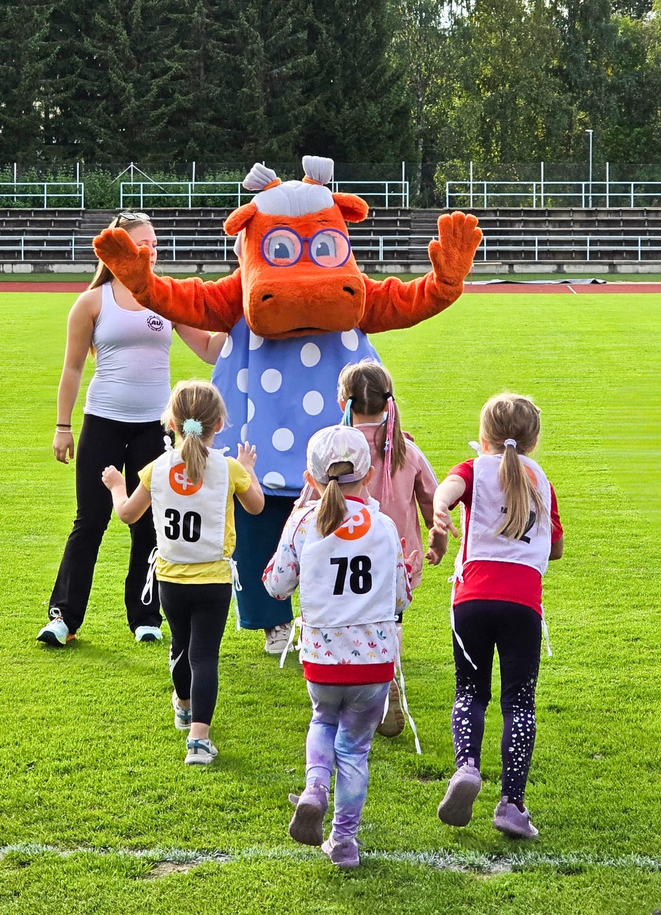 Hilda Hippo ilahdutti lapsia.