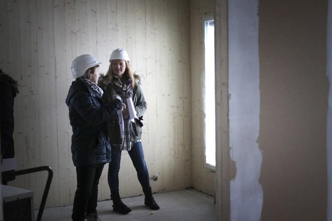 Alarinteen asuntolan vastaava hoitaja Ritva Peura ja vammaispalvelujen sosiaaliohjaaja Saila Piri ihastelevat järvinäkymää. KUVAT: JOHANNA KATAJA