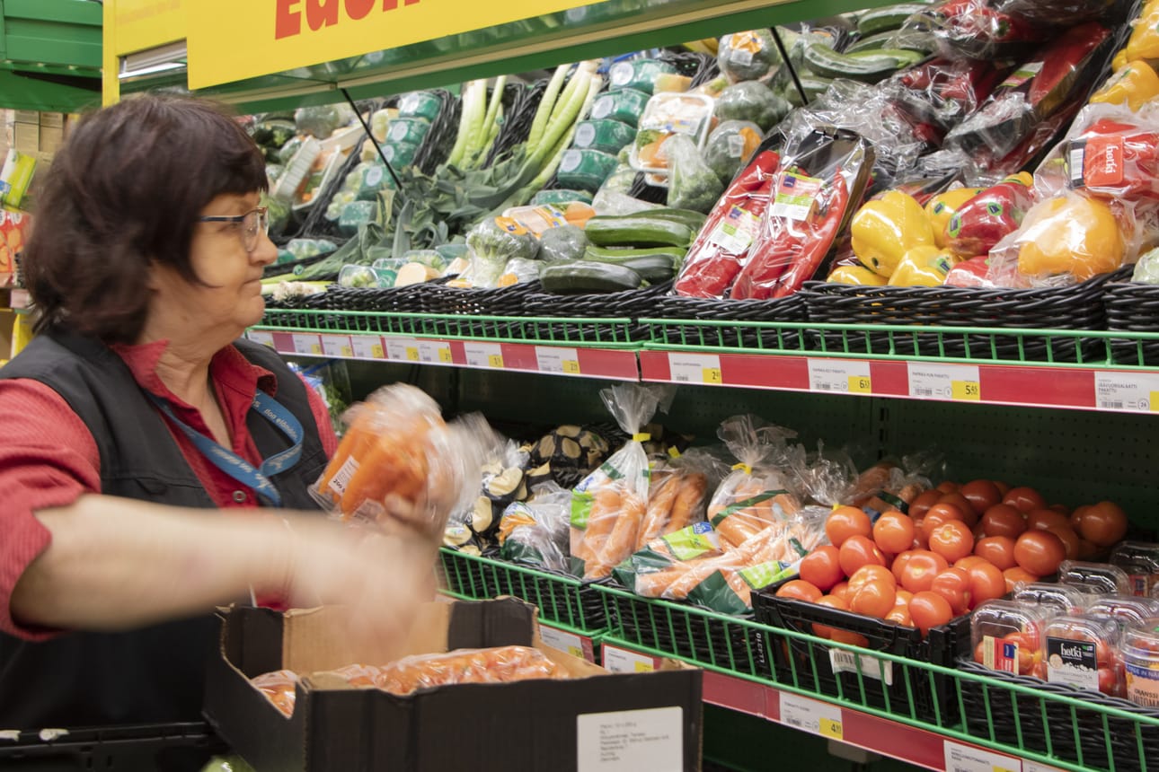 Piippolan Salen myymäläpäällikkö Armi Keinänen kertoo kesätyöläisistä olevan todella iso apu. 14-17-vuotiaat "kesä-ässät" tekevät kassapalveluja lukuun ottamatta kaikkea, mitä muukin henkilökunta.