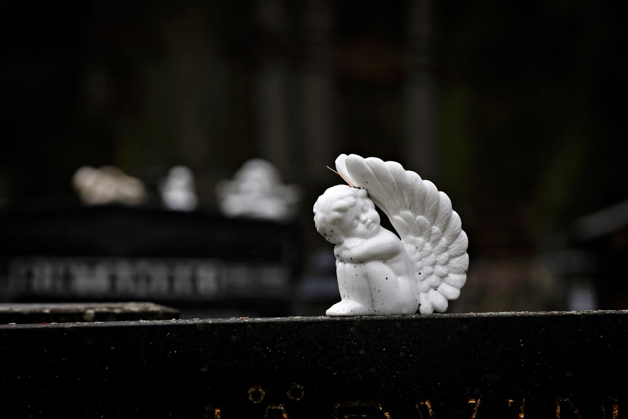 Jopa pienet enkelipatsaat olivat lennelleet tiistai-iltana ympäri hautausmaata.