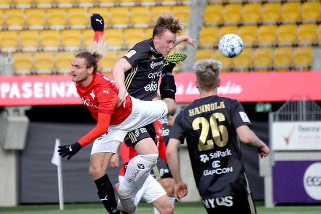 Pitkästä aikaa täydet minuutit SJK:n puolustuksessa pelannut Ville Tikkanen piti HIFK:n Sakari Tukiaisen irti pallosta. KUVA: HEIKKI HAKANEN