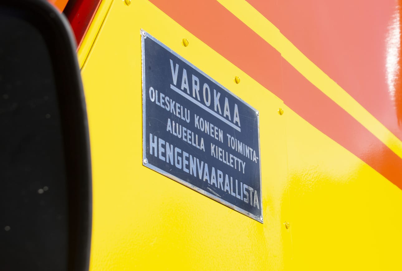 Koneen kyljessä oleva varoituskyltti on alkuperäinen.