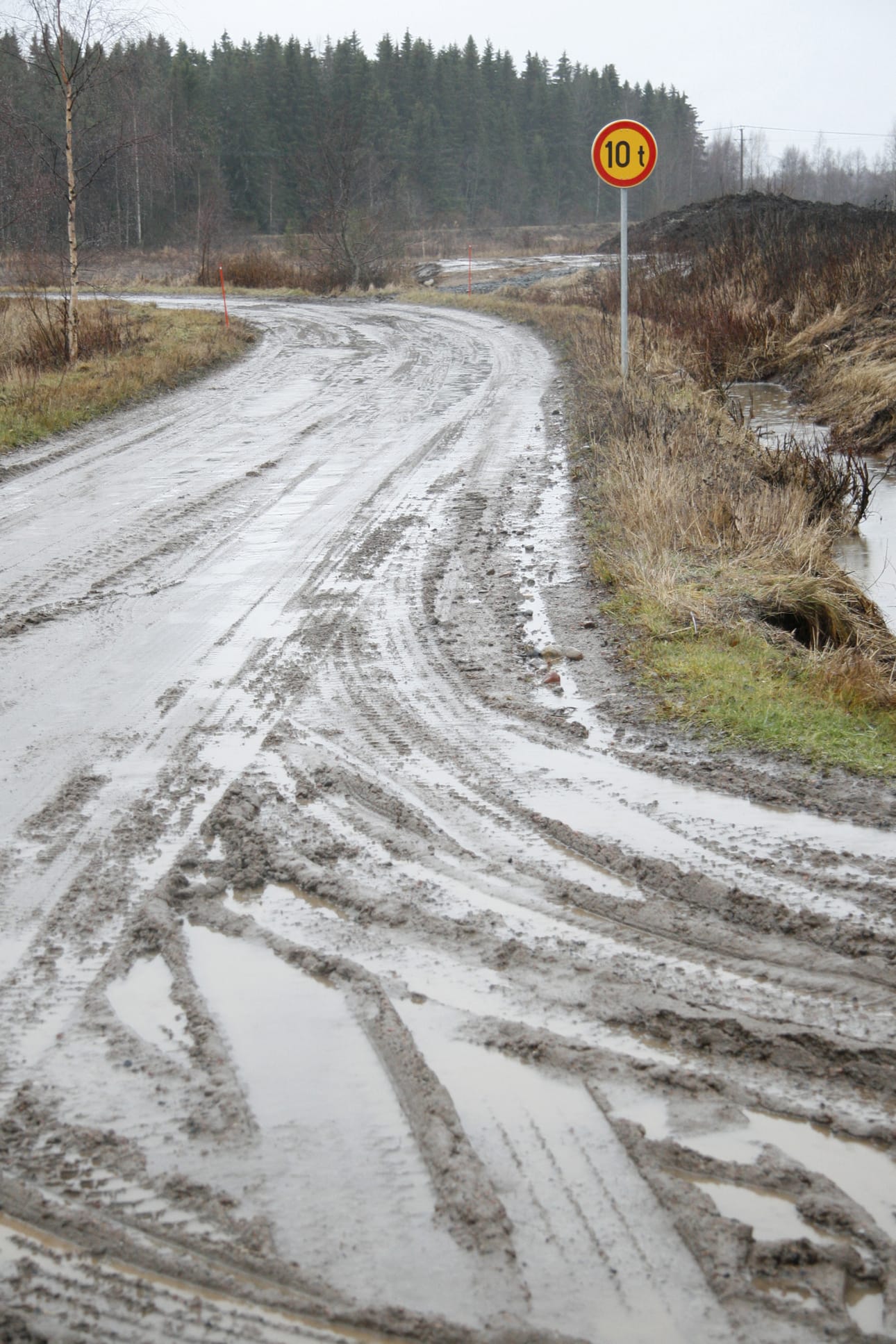 Sarvantie on ajoittain ollut kovinkin kelirikkoinen. Arkistokuva vuodelta 2006.