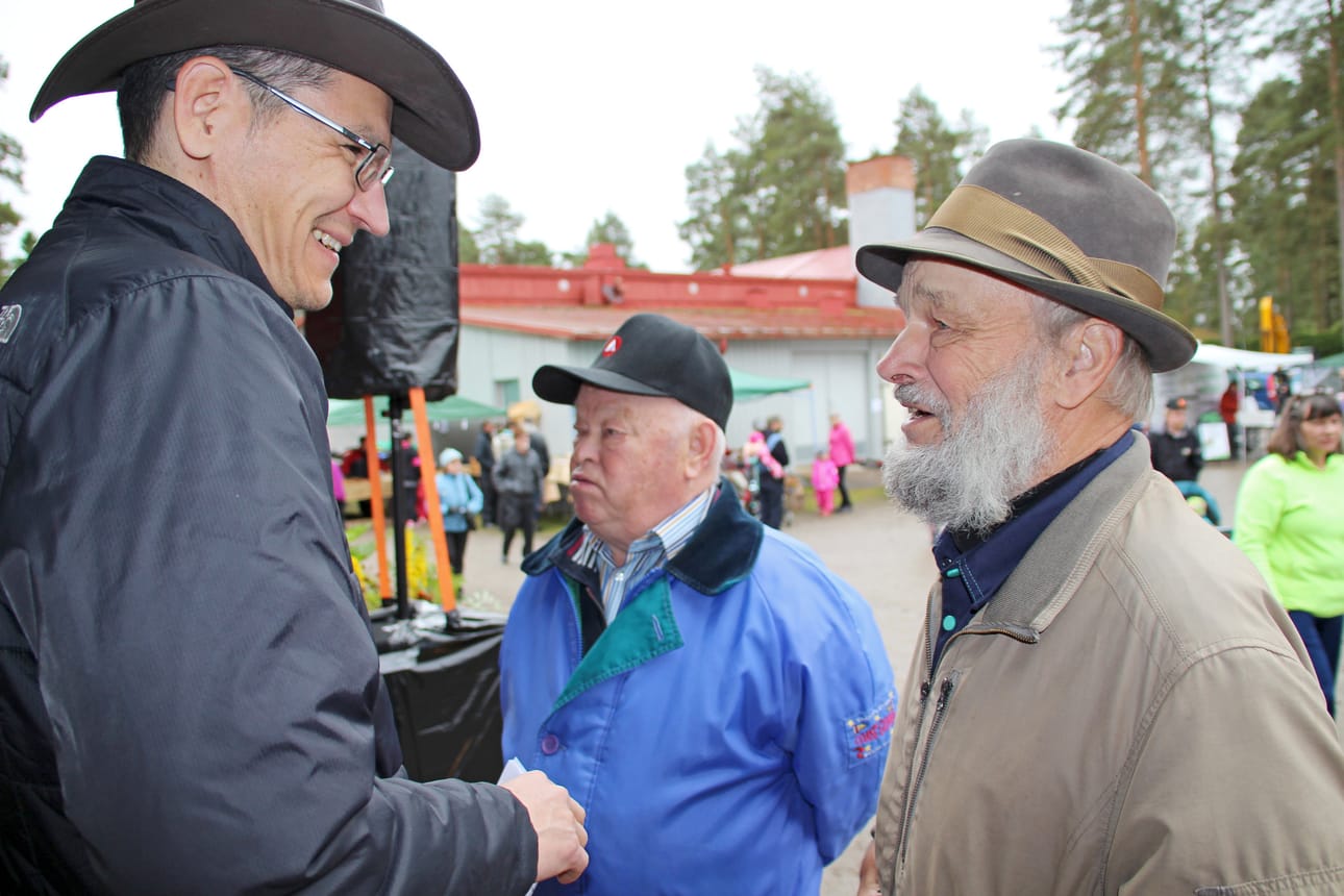 Alberto Blanco Sequeiras keskustelemassa Aarne Juhonsalon kanssa. Taustalla kilpailussa kolmanneksi tullut Jorma Ala-Simonen. Kuvat Kirsi Junttila