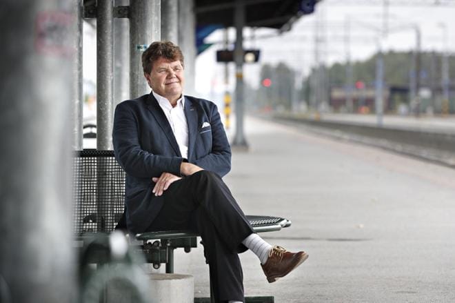 Eduskunnan jättävä kansanedustaja Harry Wallin (sd.) loukkaantui kollegansa Maria Tolppasen syytöksistä ja vei asian eduskuntaryhmän pohdittavaksi. KUVA: KARI LÖFHJELM