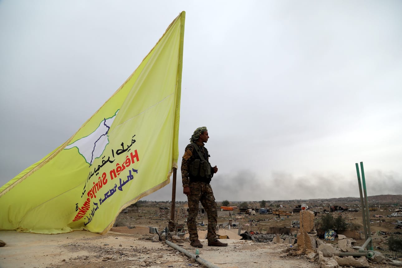 Isis-äärijärjestö menetti maaliskuussa Baghuzin kaupungin SDF-joukkojen kanssa käytyjen rajujen taisteluiden jälkeen. Kuvassa SDF:n lippu liehuu kaupungissa merkkinä voitosta.