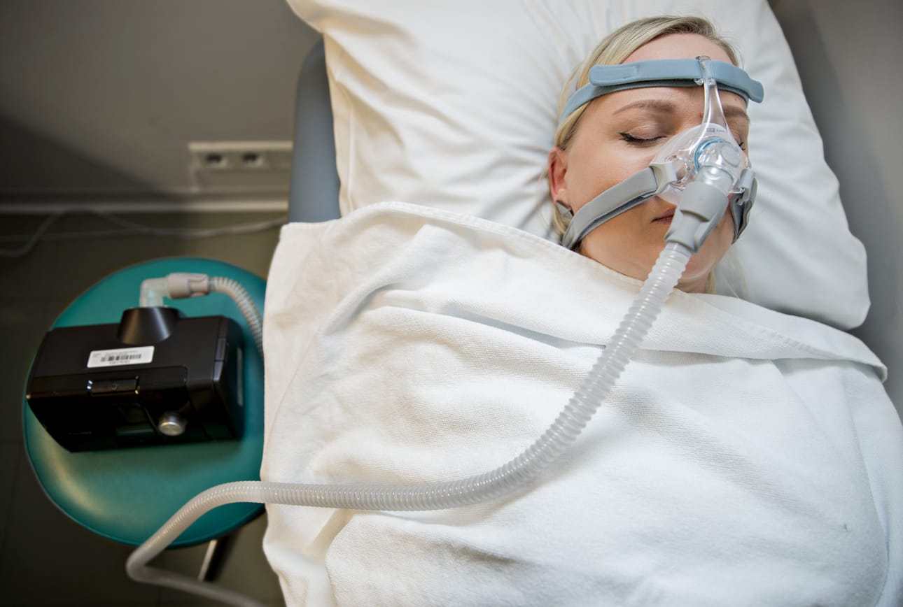 CPAP-laitteen nenä-suumaskia käytetään vaikean ja keskivaikean uniapnean hoidossa.