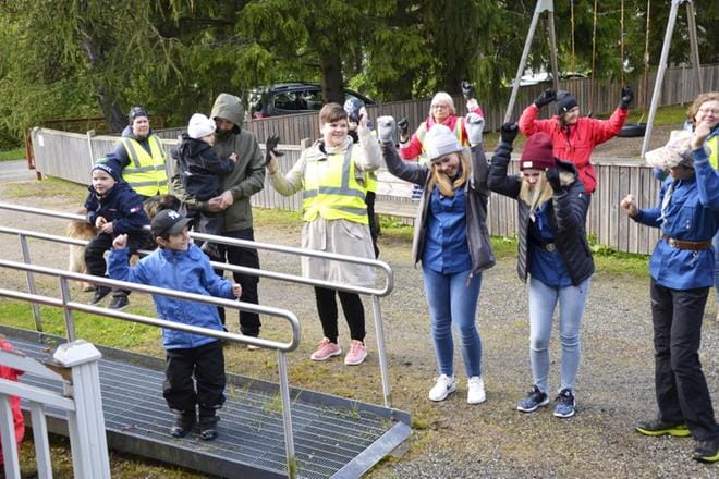 Isien ja lasten iltapäivä aloitettiin perhepyhiksen jumppatuokiolla. KUVAT: JAANA ALA-LAHTI