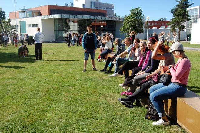 Syyslukukaudella pyritään järjestämään kampuksella pienryhmäopetusta, mutta suurten opiskelijamäärien luennot toteutetaan pääasiassa etäopetuksena. Opiskelijoita orientaatiopäivillä kampuksella vuonna 2019. Kuva: Vaasan yliopisto.