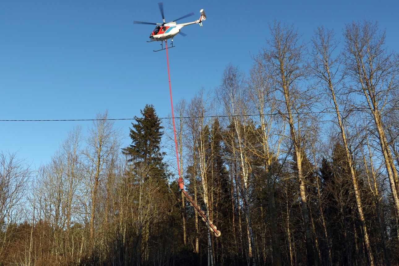 Härkmeren kylässä Kristiinankaupungissa työskenteli tiistaina iltapäivällä helikopteri sahaamassa oksia kylää halkovan pienen sähkölinjan vierustoilta. Helikopteri pystyy putsaamaan linjaa runsaan kilometrin tunnissa.