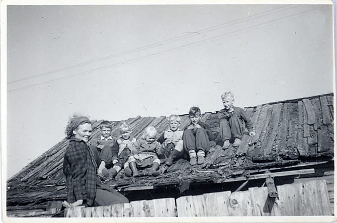 Sutelan rannalla sijaitsevan ladon katolla istuivat vasemmalta lukien Vieno Lahtinen, Seppo Jyrkilä, Juhani Lahtinen, Tarja Lahtinen, Paavo Jyrkilä ja Pentti Halunen.