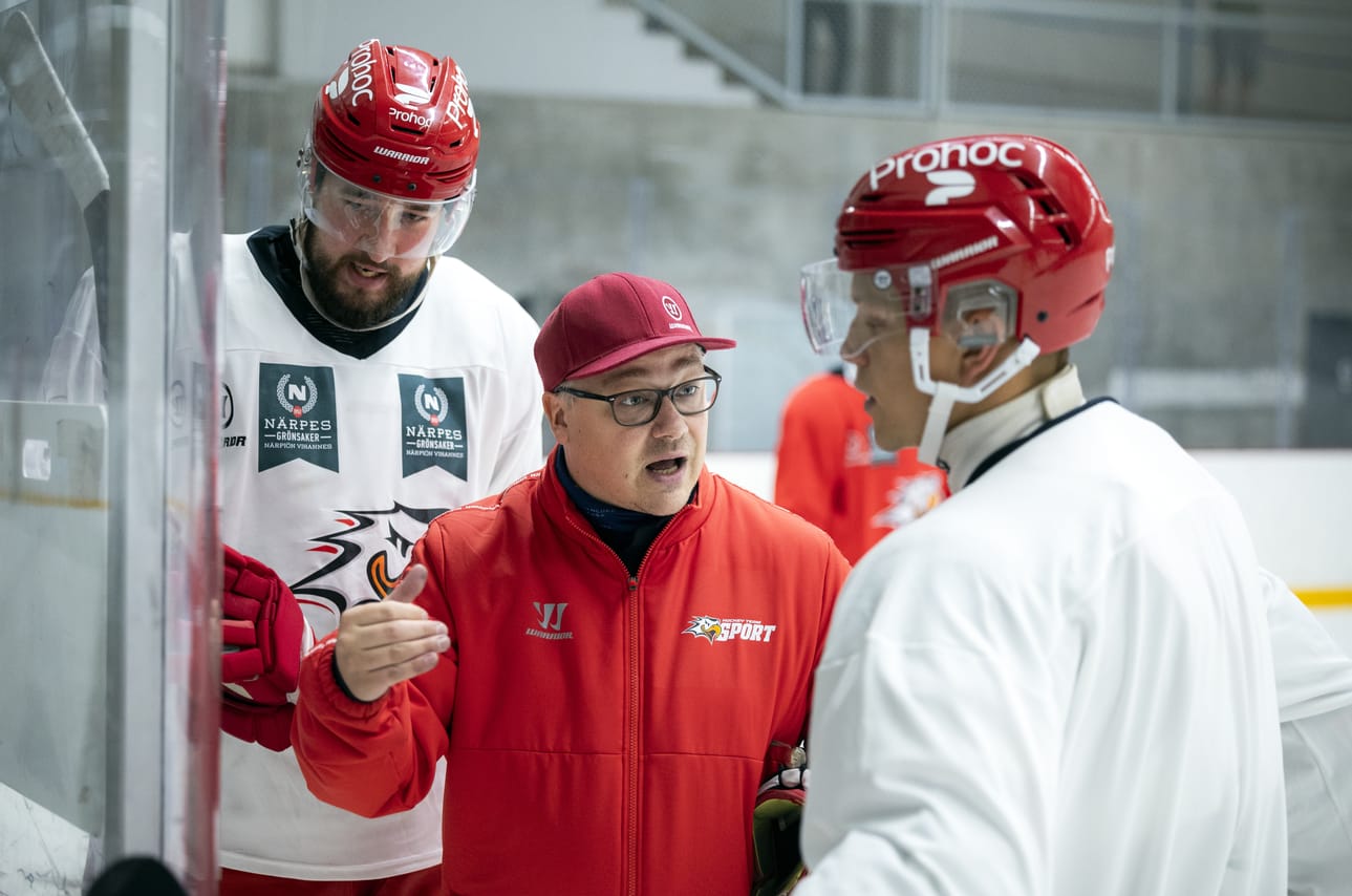 Juuso Hahl toimi Vaasan Sportin päävalmentajana viime kaudesta. Kuluvalla kaudella Hahl sai tehtävästä yllätyspotkut.