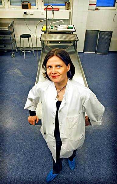 Saila Kauppila näkee avauspöydällä usein sairauksien runtelemia vainajia. Patologille heistä avautuva tieto auttaa kehittämään hoitoa.