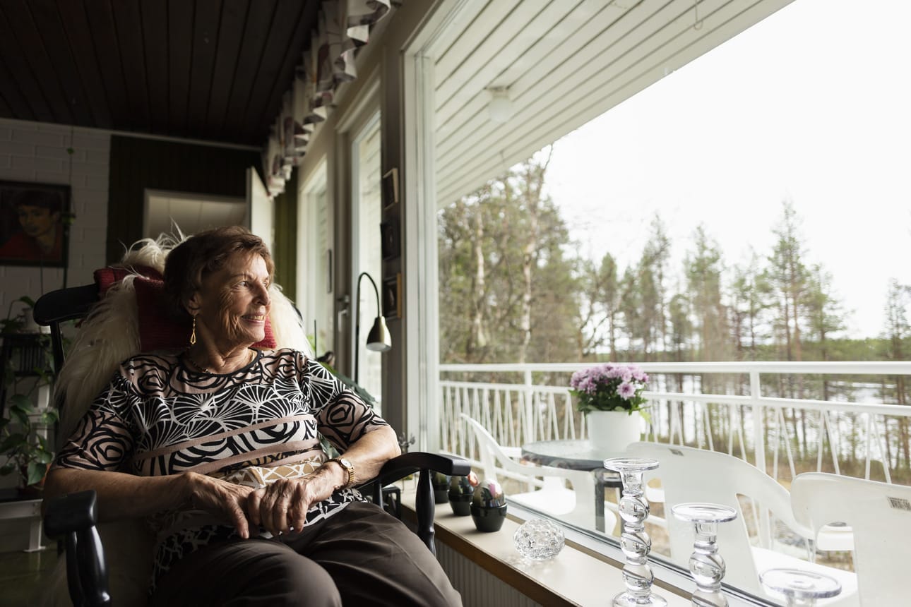Jäädessään yksin Margit Puustjärvi käänsi kiikkutuolin ikkunaa kohti. – Mitä mie tyhjiä seiniä kattelen, järvelle mieluummin. On ihana seurata luontoa tästä ikkunasta, Puustjärvi sanoo.