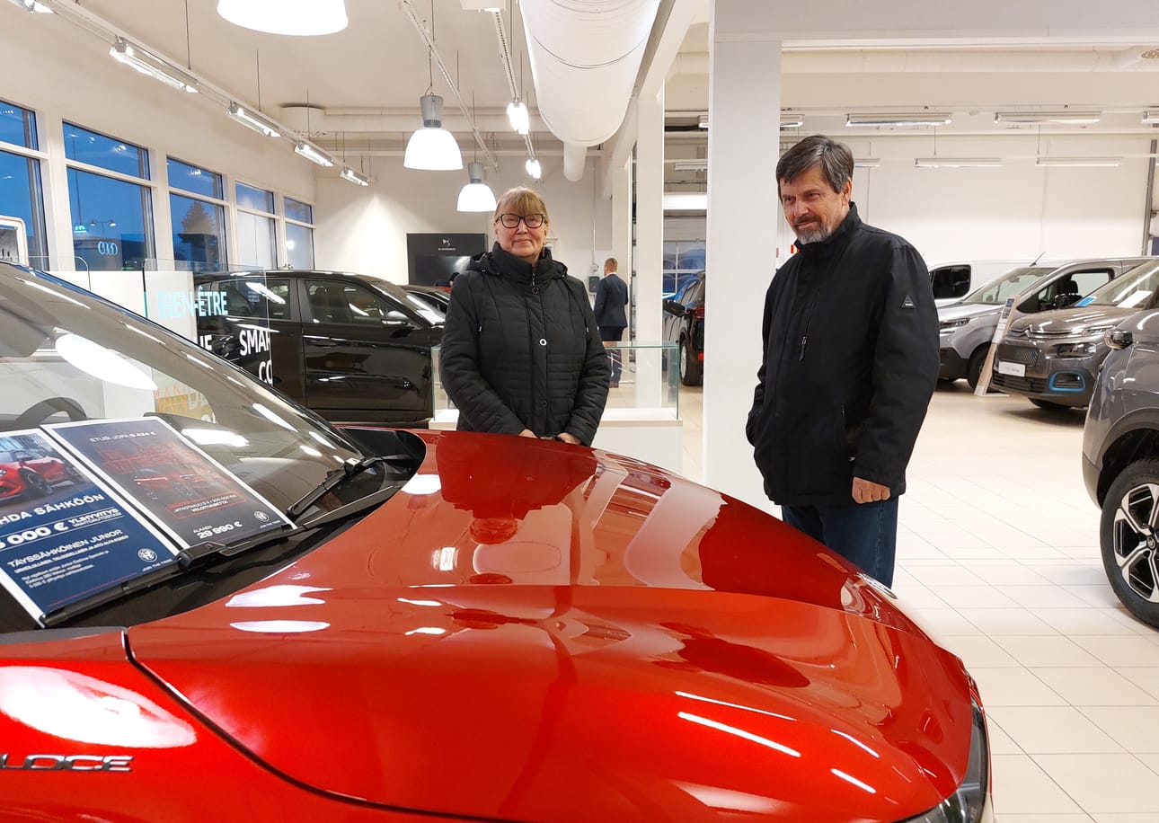 Oululaiset Titta ja Hannu Kerttula etsivät uudempaa autoa Pörhöllä Volkswagen Passatin tilalle.