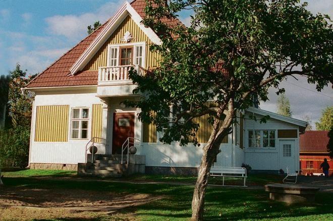 Yrityksen päiväkoti on ollut alkujaan paikkakunnan merkkihenkilöiden Israel ja Saima Yrityksen koti.