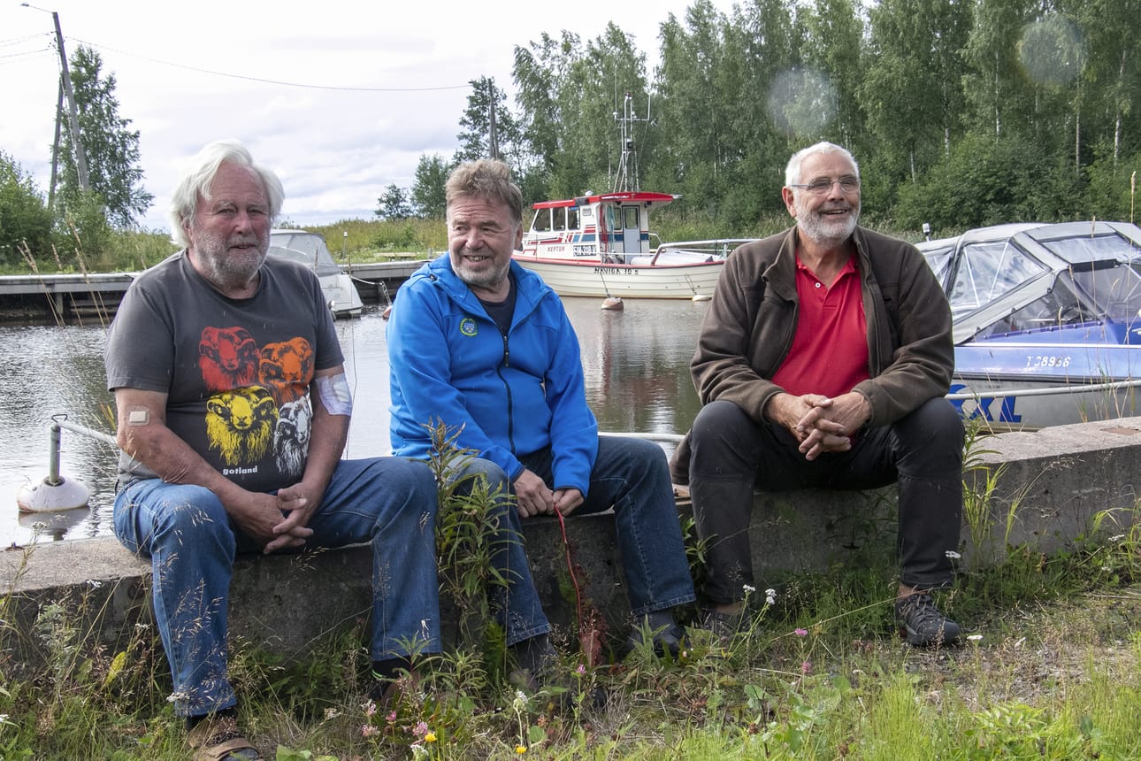 Ola Knöös, Kenneth Skrifvars ja Henrik Backa ovat olleet kavereita 1970-luvulta saakka. Närpiön Kalaxin vierasvenesatamassa on Scuba 77 -kerhon tilat ja vene. Paikka toimi aikoinaan myös tukikohtana, kun venäläiskaleerin esine-etsintöjä tehtiin.
